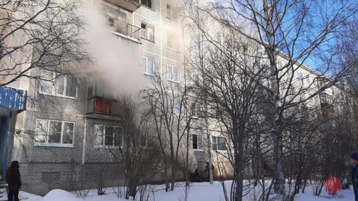 В Северодвинске пожарные ликвидируют возгорание в подвале жилого дома